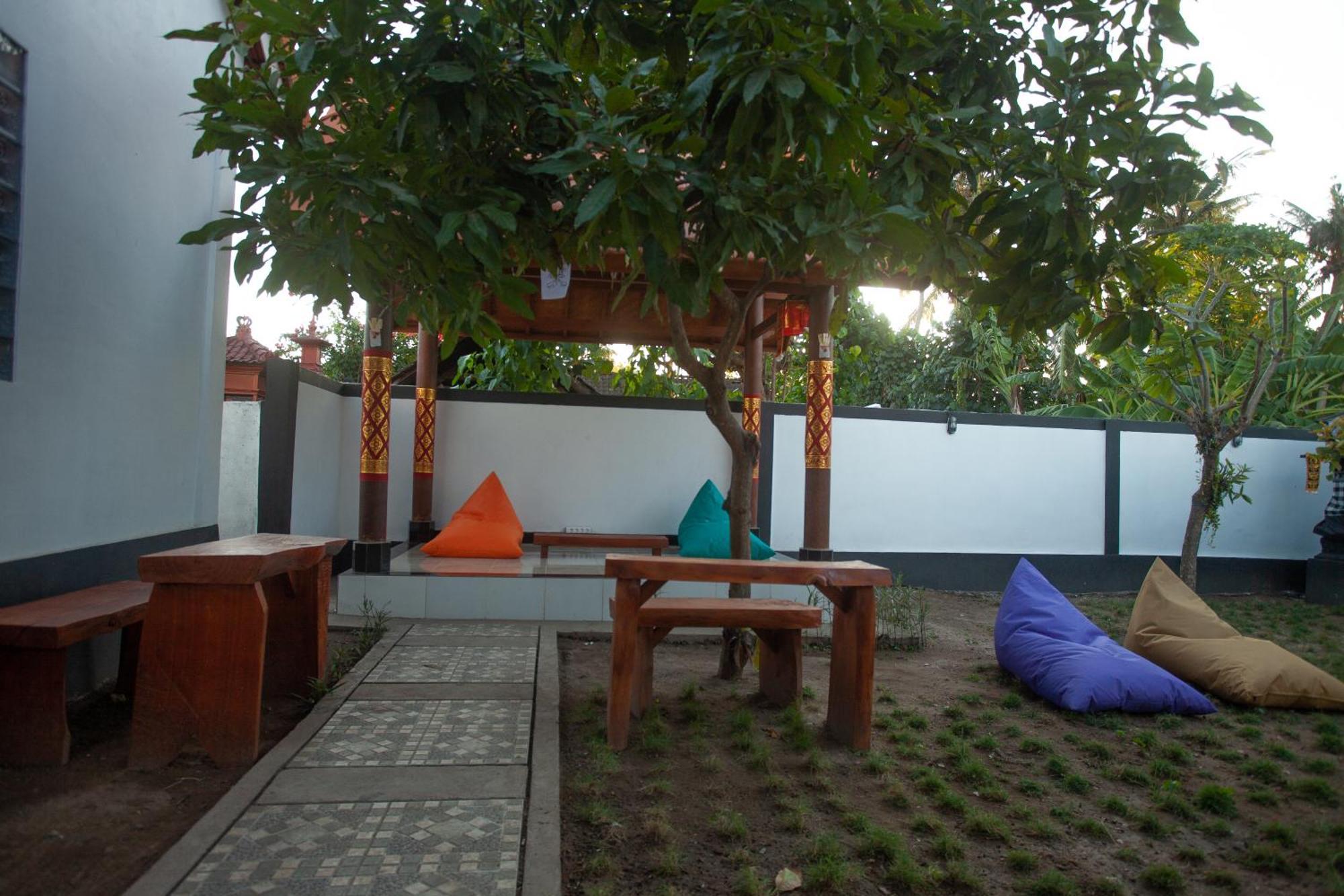 Lucky Hostel Batununggul Exterior foto