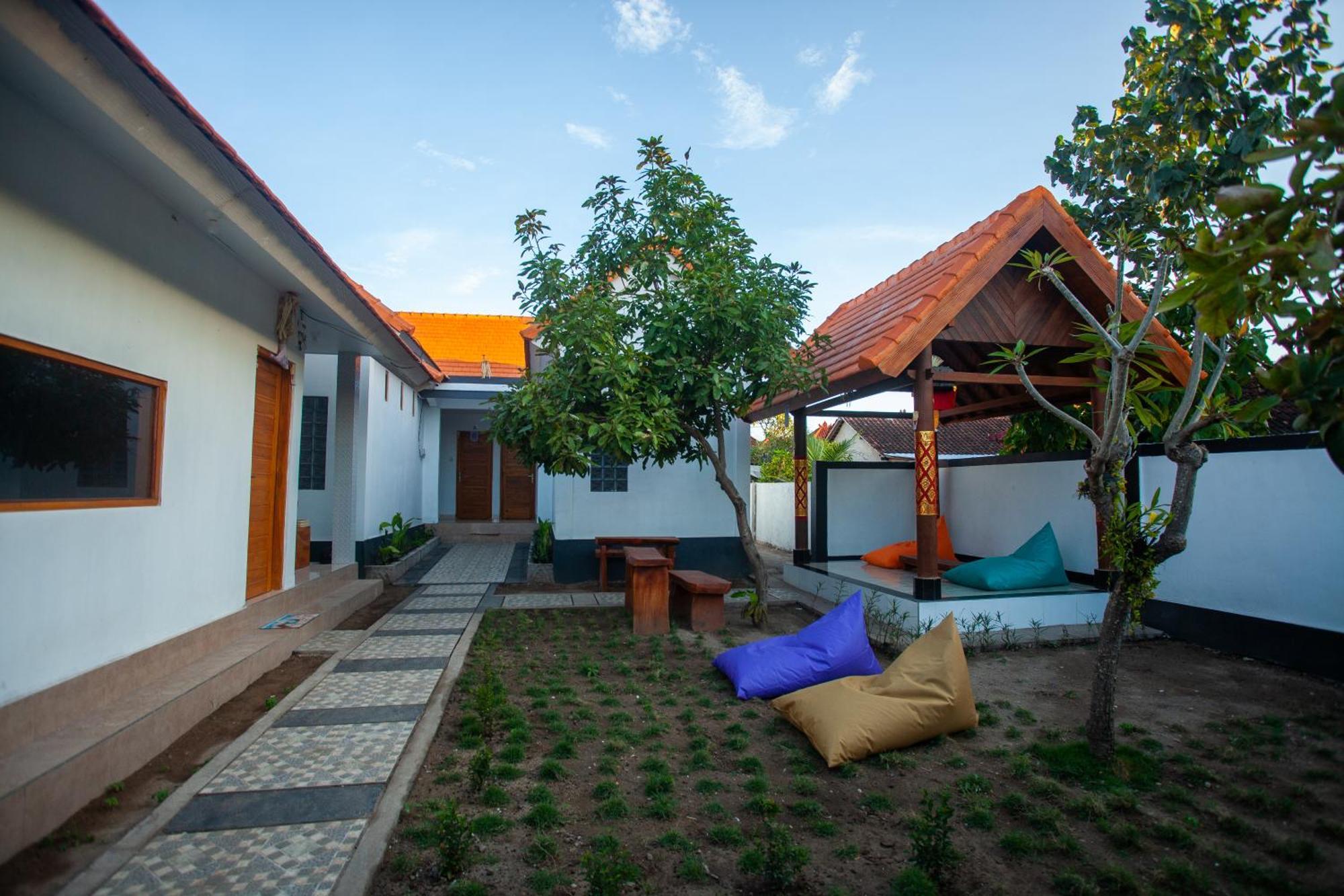 Lucky Hostel Batununggul Exterior foto