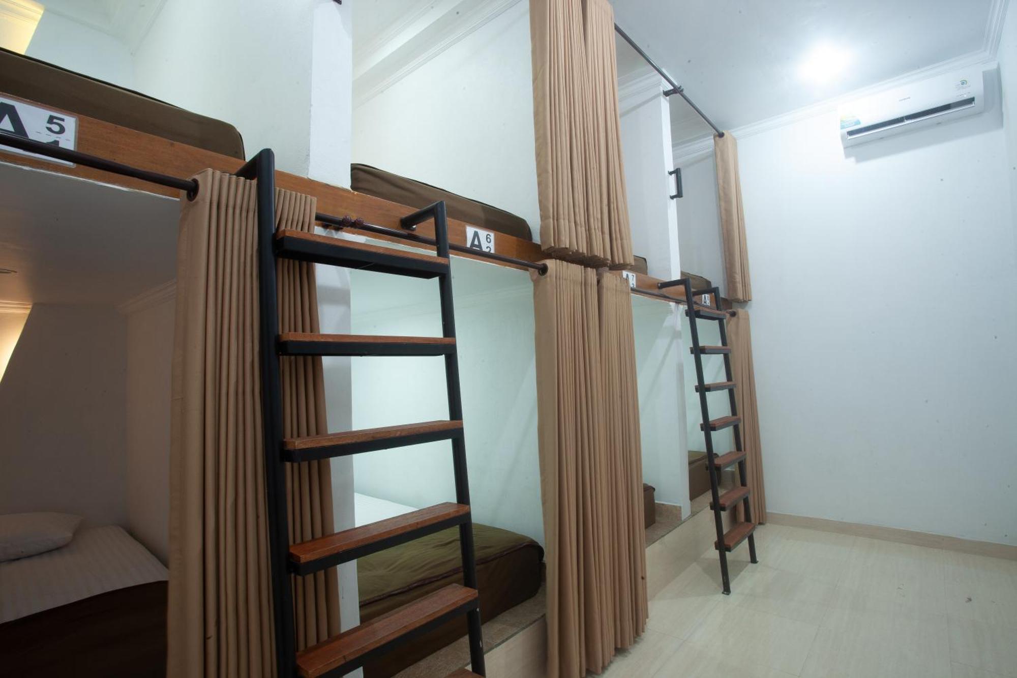 Lucky Hostel Batununggul Exterior foto