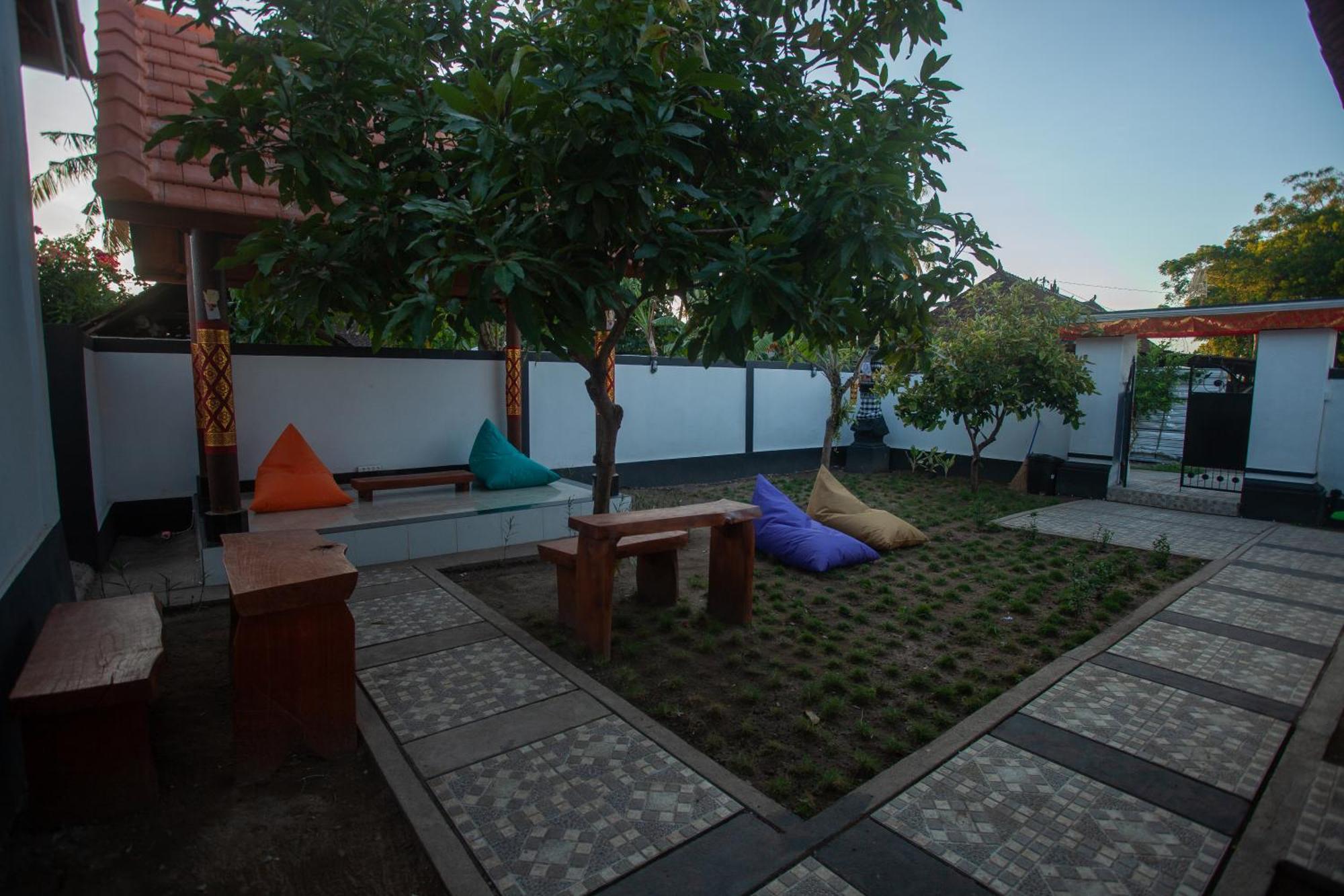 Lucky Hostel Batununggul Exterior foto