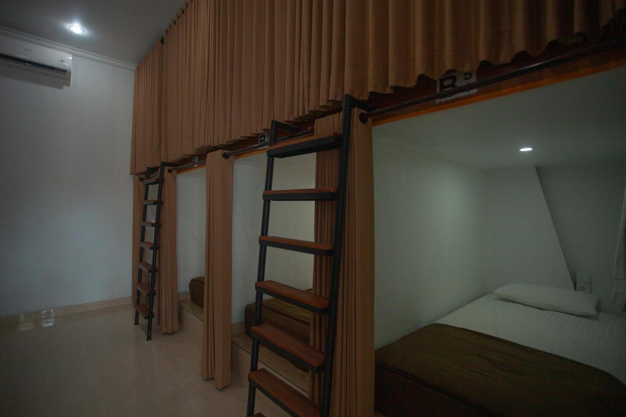Lucky Hostel Batununggul Exterior foto