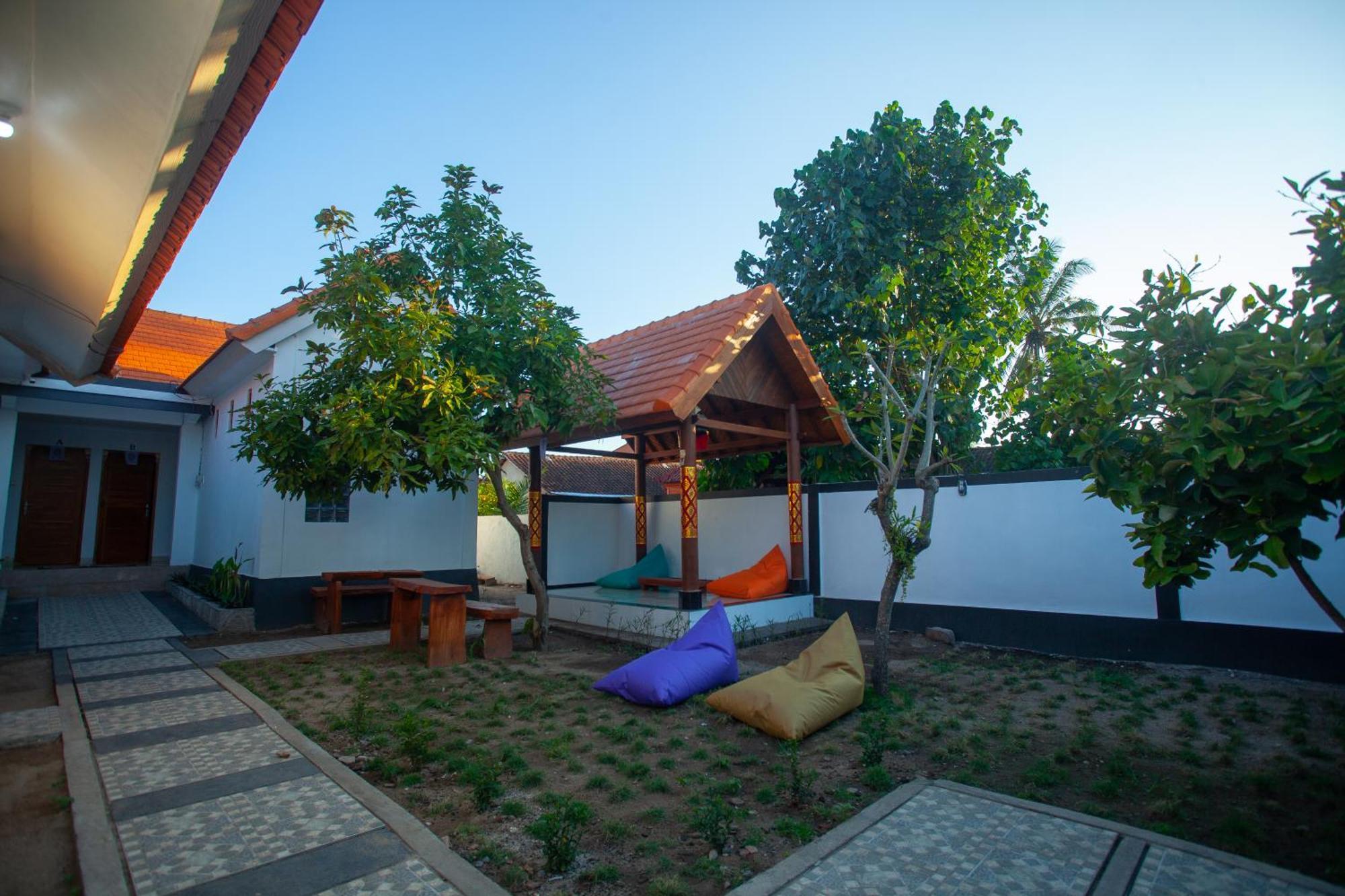 Lucky Hostel Batununggul Exterior foto
