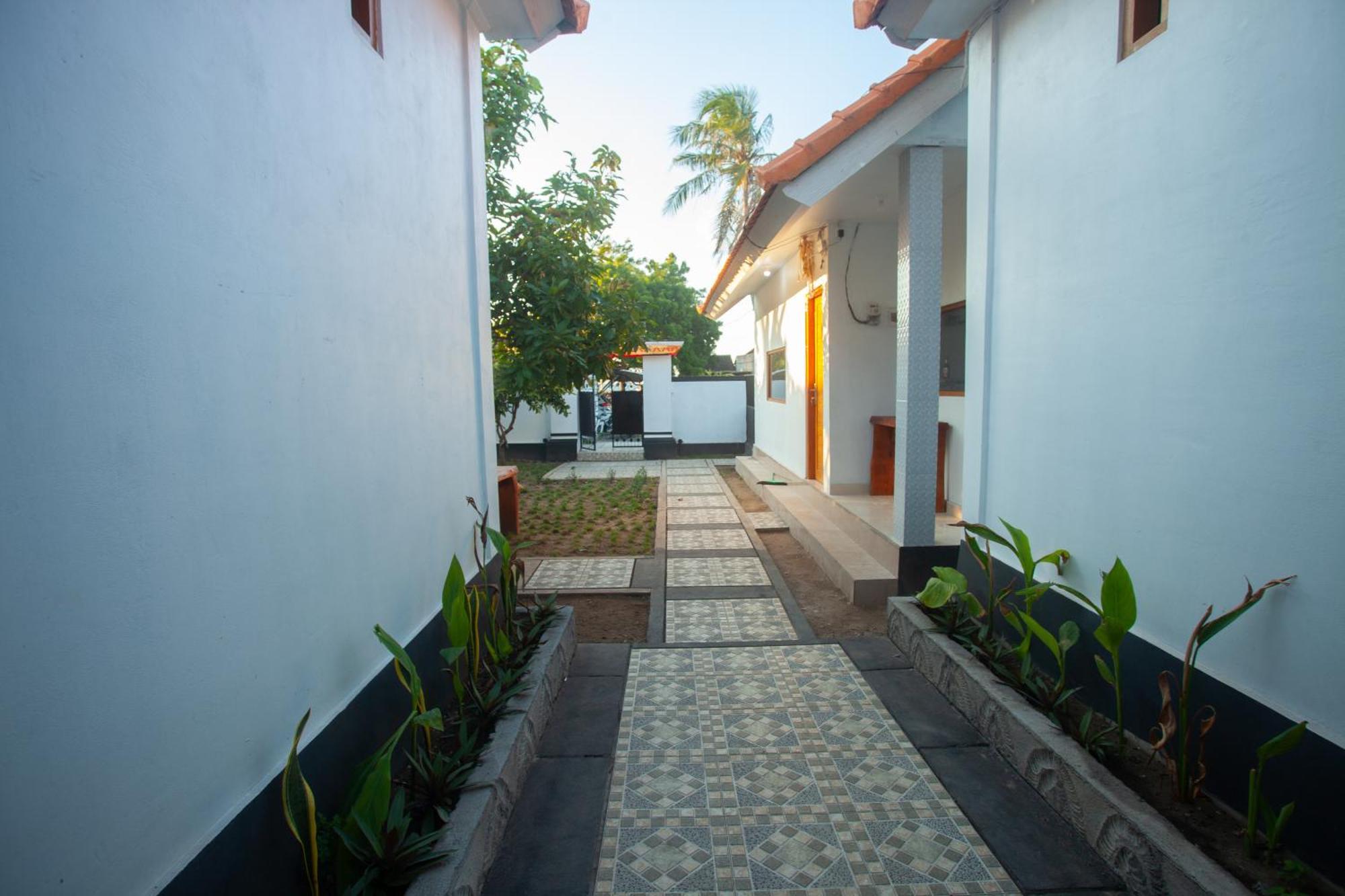 Lucky Hostel Batununggul Exterior foto